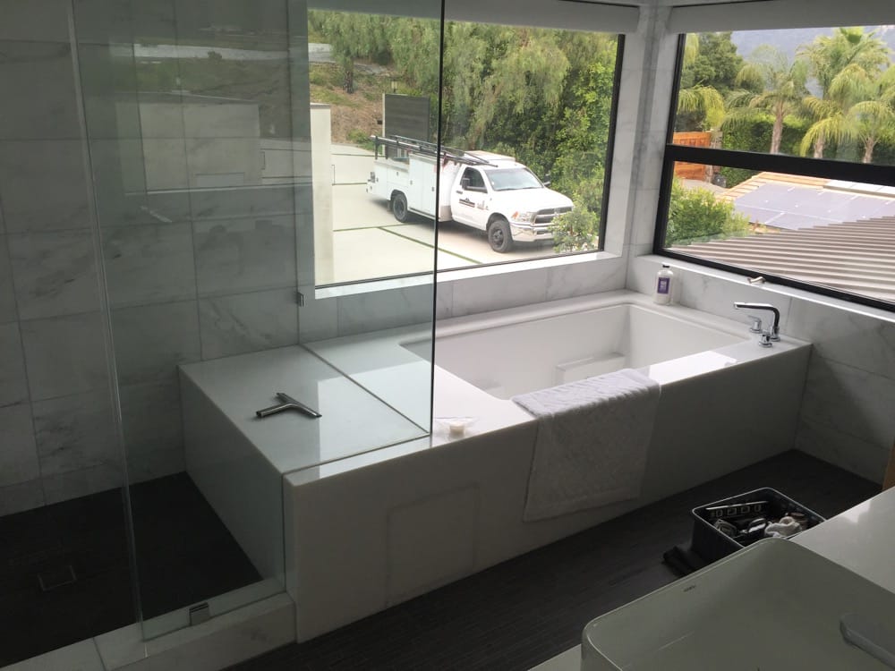 A rectangular bath tub