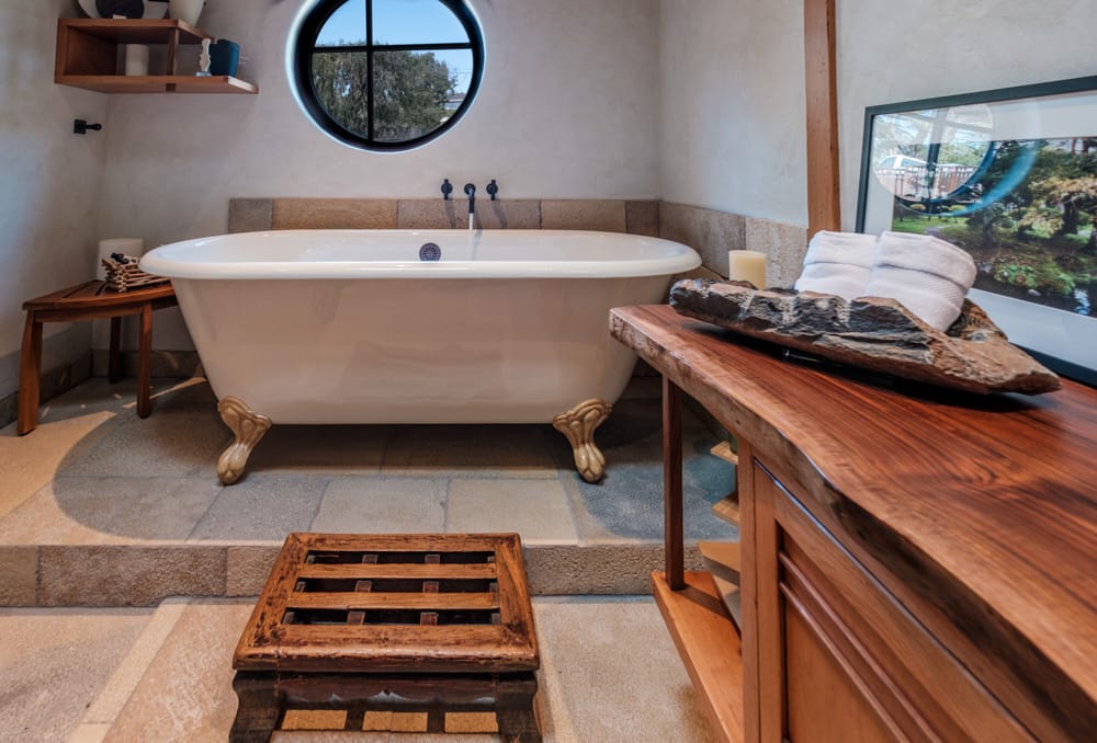 A bathroom with a tub